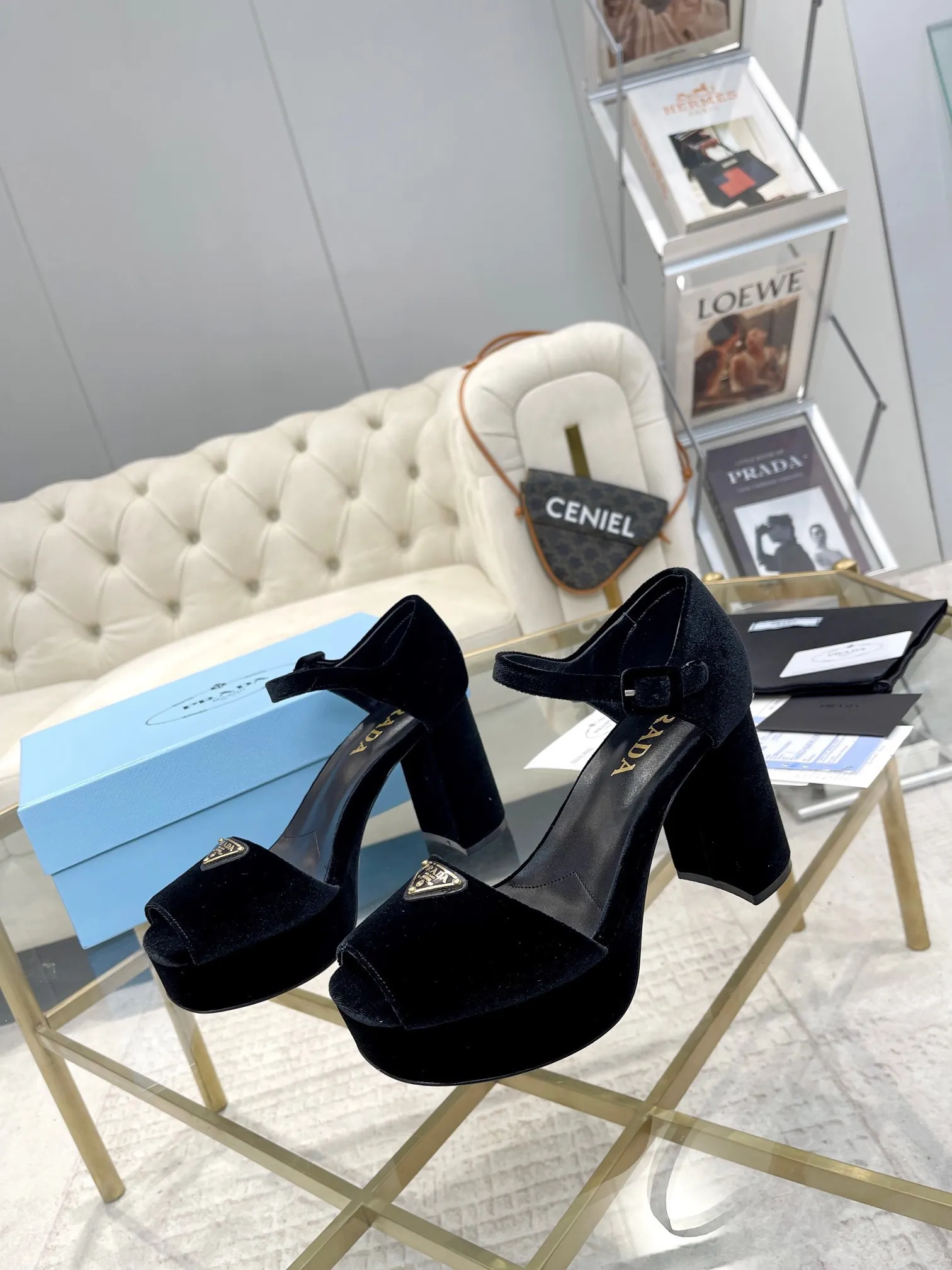 👟👟Ex-factory price 600👟👟 (imitation leather bottom-20) New arrival 👉Ready stock👈Remove the original board and make a 1:1 replica‼ ️The highest version ✅2024Prada early spring catwalk hot style 😘Latest spring style Thick heel square toe water platform series (genuine leather outsole) (simulated leather sole) A must-have for goddesses, super beautiful on the feet 👉The upper is made of imported original velvet, soft and textured, lining + foot pads, imported sheepskin lining, breathable and comfortable, private model water platform, heel, water platform 3M, heel height 9.5M Code number 35M-39M (34 40 4142 customized, non-refundable and non-exchangeable)